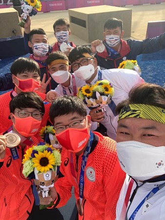 ▲▼韓國射箭選手邀中華隊自拍，正面畫面曝光。（圖／翻攝自Facebook／World Archery Asia）
