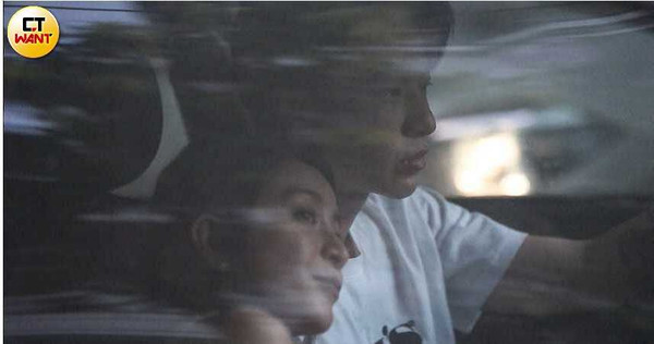 對照當日的照片，比利、凱莉兩人車上獨處時，無需手機助攻，凱莉也會小鳥依人地靠在比利的肩上。（圖／攝影組）
