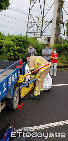 ▲台南市麻豆區寮廍里發生一起機車和小貨車車禍事故，28歲何姓機車騎士人滑進貨車底盤受困，消防人員到場搶救何男脫困送醫。（圖／記者林悅翻攝，下同）