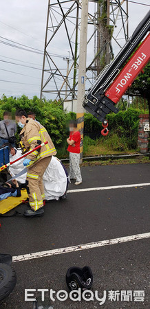 ▲台南市麻豆區寮廍里發生一起機車和小貨車車禍事故，28歲何姓機車騎士人滑進貨車底盤受困，消防人員到場搶救何男脫困送醫。（圖／記者林悅翻攝，下同）