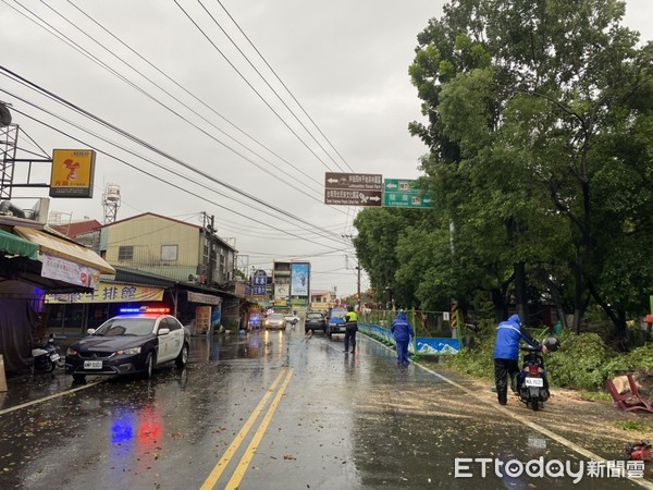 ▲內埔鄉光明路路樹塌，內埔警方協助快速清除完畢             。（圖／記者陳崑福翻攝，以下同）