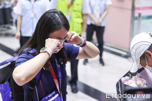 ▲女子舉重奧運金牌郭婞淳返台，啟蒙教練蒲雅玲驚喜接機，郭婞淳再度淚流不止。（圖／林敬旻攝）