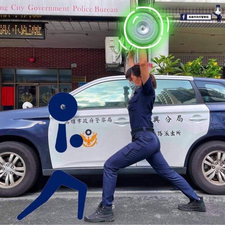 ▲高雄市警察局臉書一張kuso羽球照，引網友討論！尤其是電蚊拍             。（圖／高雄市警局提供）
