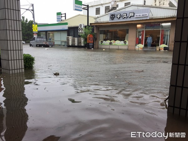 ▲雲林北港鎮累積雨量逾200毫米造成多處淹水慘況頻傳。（圖／民眾提供）