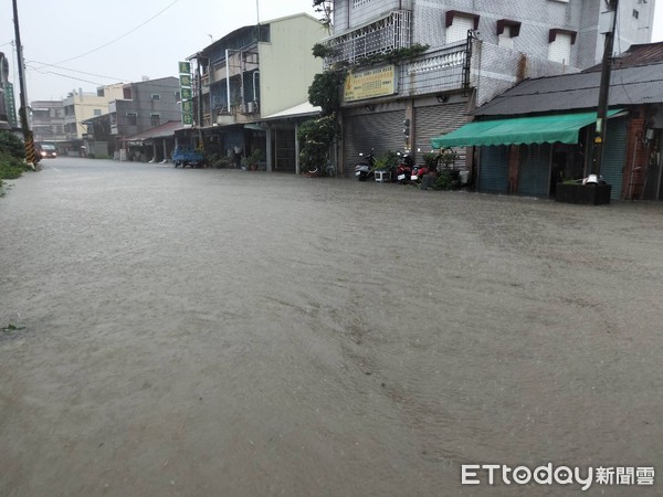 ▲受西南氣流影響，台南上午發生強降雨，造成172乙線2.1公里處路樹橫倒，4.3公里處土石坍落，僅能單向通行，後壁區菁寮老街、82線菁寮國小前道路積水。（圖／記者林悅翻攝，下同）