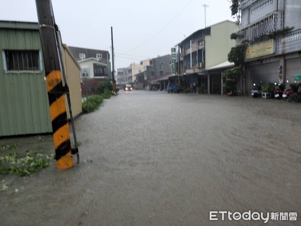 ▲受西南氣流影響，台南上午發生強降雨，造成172乙線2.1公里處路樹橫倒，4.3公里處土石坍落，僅能單向通行，後壁區菁寮老街、82線菁寮國小前道路積水。（圖／記者林悅翻攝，下同）