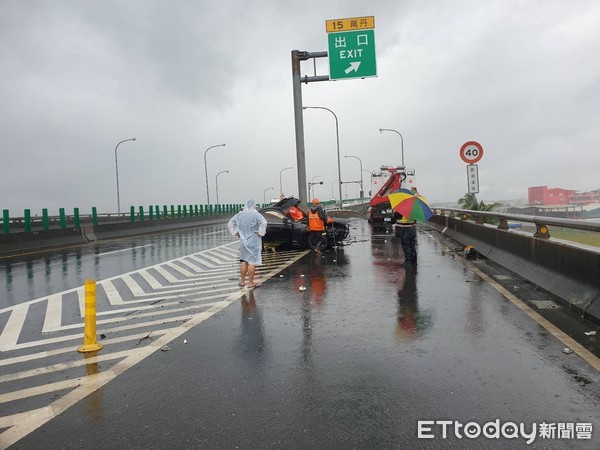 ▲台88發生自撞護攔車禍，女駕駛當場沒有生命跡象             。（圖／民眾提供，以下同）