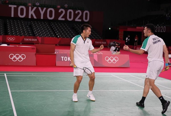 王齊麟（右）與李洋（左）金牌戰對上中國組合，以快速凶悍的球風壓制對手，二人在搶下第一局時振奮喝采。（體育署提供）