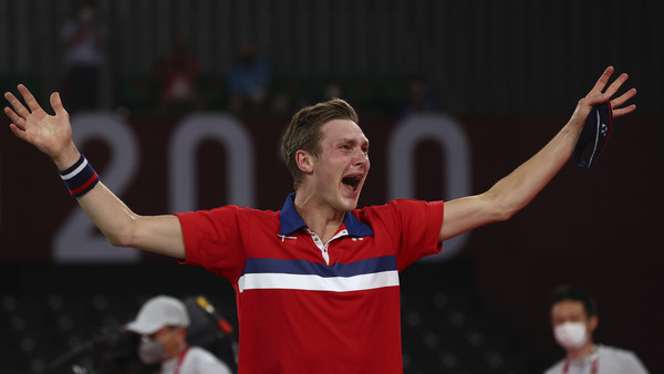 ▲▼丹麥羽球一哥安賽龍（Viktor Axelsen）擊敗中國諶龍奪金。（圖／路透）