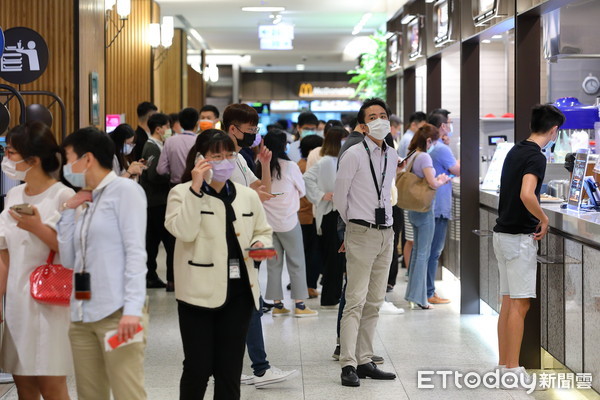 ▲▼雙北開放餐飲內用第一天，台北101地下美食街做好準備，全區加裝隔板，採梅花座，桌與桌之間也拉出安全距離。中午用餐時間到，大批民眾與上班族便湧入地下街用餐。（圖／記者湯興漢攝）