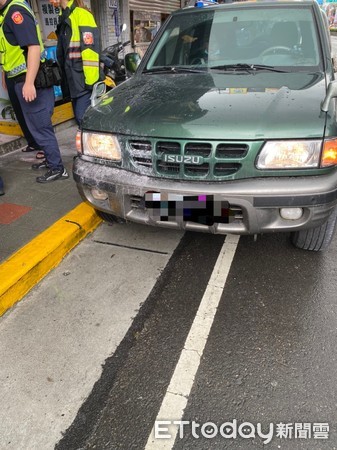 ▲南港區3日中午發生一起逆子駕車衝撞父親開設鎖店並灑油縱火的離譜案例、所幸無人傷亡。(圖/記者張君豪翻攝) ▲南港區3日中午發生一起逆子駕車衝撞父親開設鎖店並灑油縱火的離譜案例、所幸無人傷亡。(圖/記者張君豪翻攝)