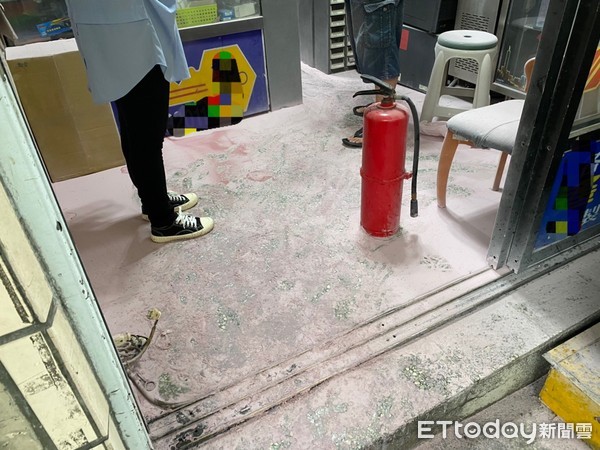 ▲南港區3日中午發生一起逆子駕車衝撞父親開設鎖店並灑油縱火的離譜案例、所幸無人傷亡。(圖/記者張君豪翻攝) ▲南港區3日中午發生一起逆子駕車衝撞父親開設鎖店並灑油縱火的離譜案例、所幸無人傷亡。(圖/記者張君豪翻攝)