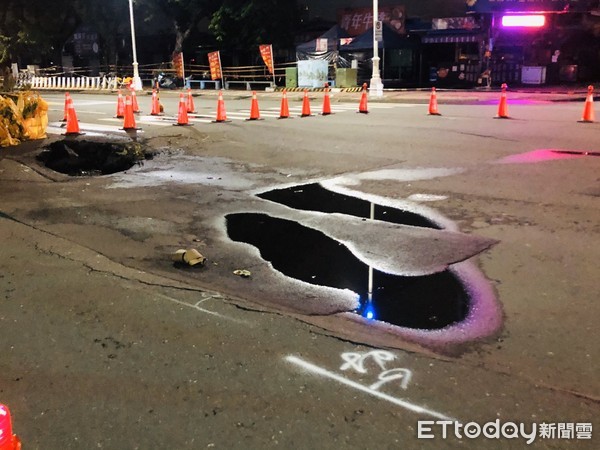 ▲高雄市凱旋夜市前道路坍塌成天坑           。（圖／記者民眾提供）