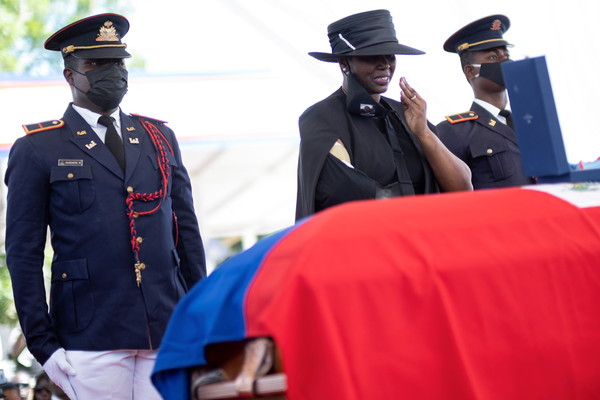 ▲▼海地前第一夫人瑪婷（Martine Moise）出席總統摩依士（Jovonel Moise）的葬禮。（圖／路透）