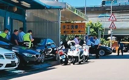 3年前,台北市土方公會前理事長遭槍擊,警方封鎖現場採證,外傳此案也與王鑫有關。(翻攝畫面)
