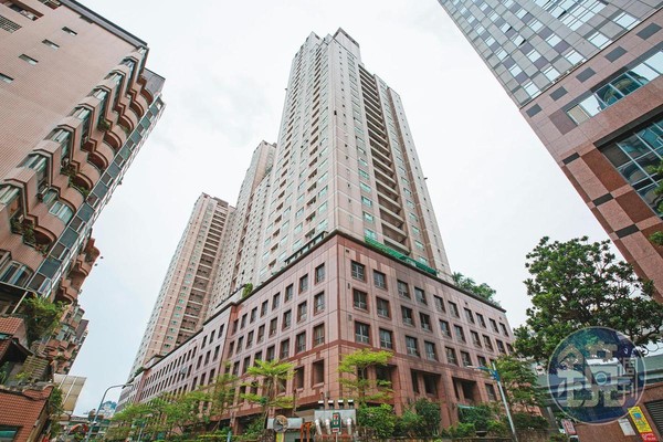 外傳王鑫曾與女友「阿妹仔」在新北市中和這棟大樓（圖）同居。