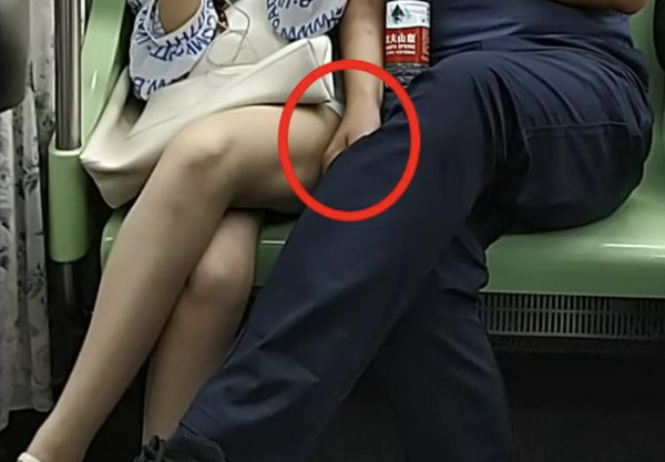 ▲孫姓男子在地鐵伸狼爪猥褻白衣短裙妹，被輔警直擊扭送警局。（圖／翻攝北京公交警公眾號）