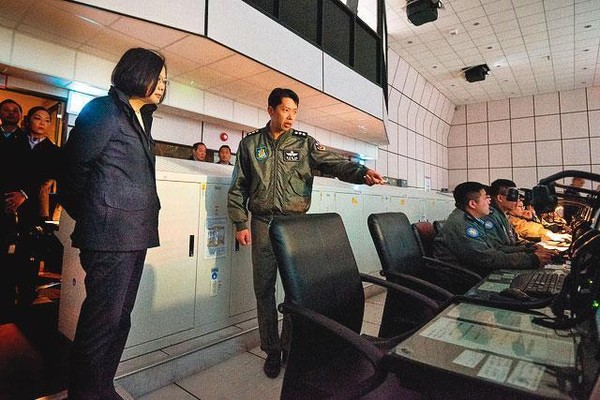 總統蔡英文（左）2017年底視導空軍作戰指揮部，瞭解我國對於共機頻頻擾台的戰備處置措施，顯見空作部地位格外重要。（總統府提供）