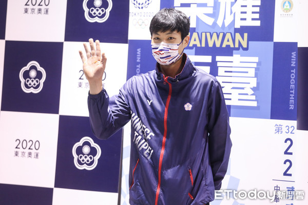 ▲中華隊奧運羽球選手周天成返台，受到民眾熱烈歡迎。（圖／記者林敬旻攝）