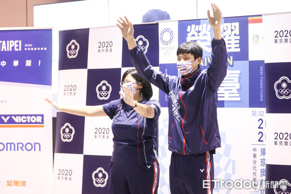 ▲中華隊奧運羽球選手周天成返台，受到民眾熱烈歡迎。（圖／記者林敬旻攝）