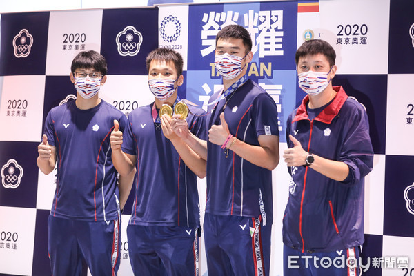 ▲中華隊奧運男子羽球雙打李洋、王齊麟返台，受到民眾熱烈歡迎。（圖／記者林敬旻攝）