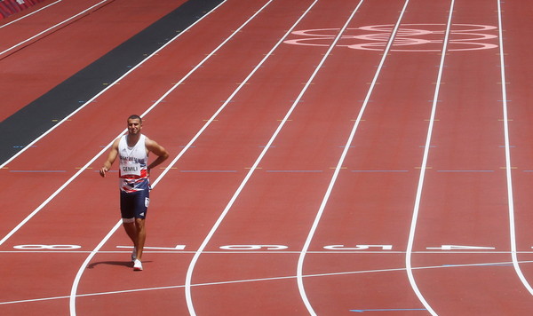 ▲▼英國短跑選手格米利（Adam Gemili）忍著傷痛走完200公尺。（圖／路透）