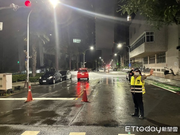 ▲警方獲報趕抵現場，進行雙向交通管制             。（圖／記者吳奕靖翻攝）