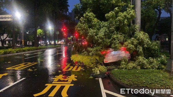 ▲高雄市八德路與民族路口發生一起酒駕車禍             。（圖／記者吳奕靖翻攝）