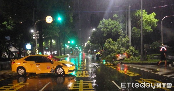 ▲高雄市八德路與民族路口發生一起酒駕車禍             。（圖／記者吳奕靖翻攝）