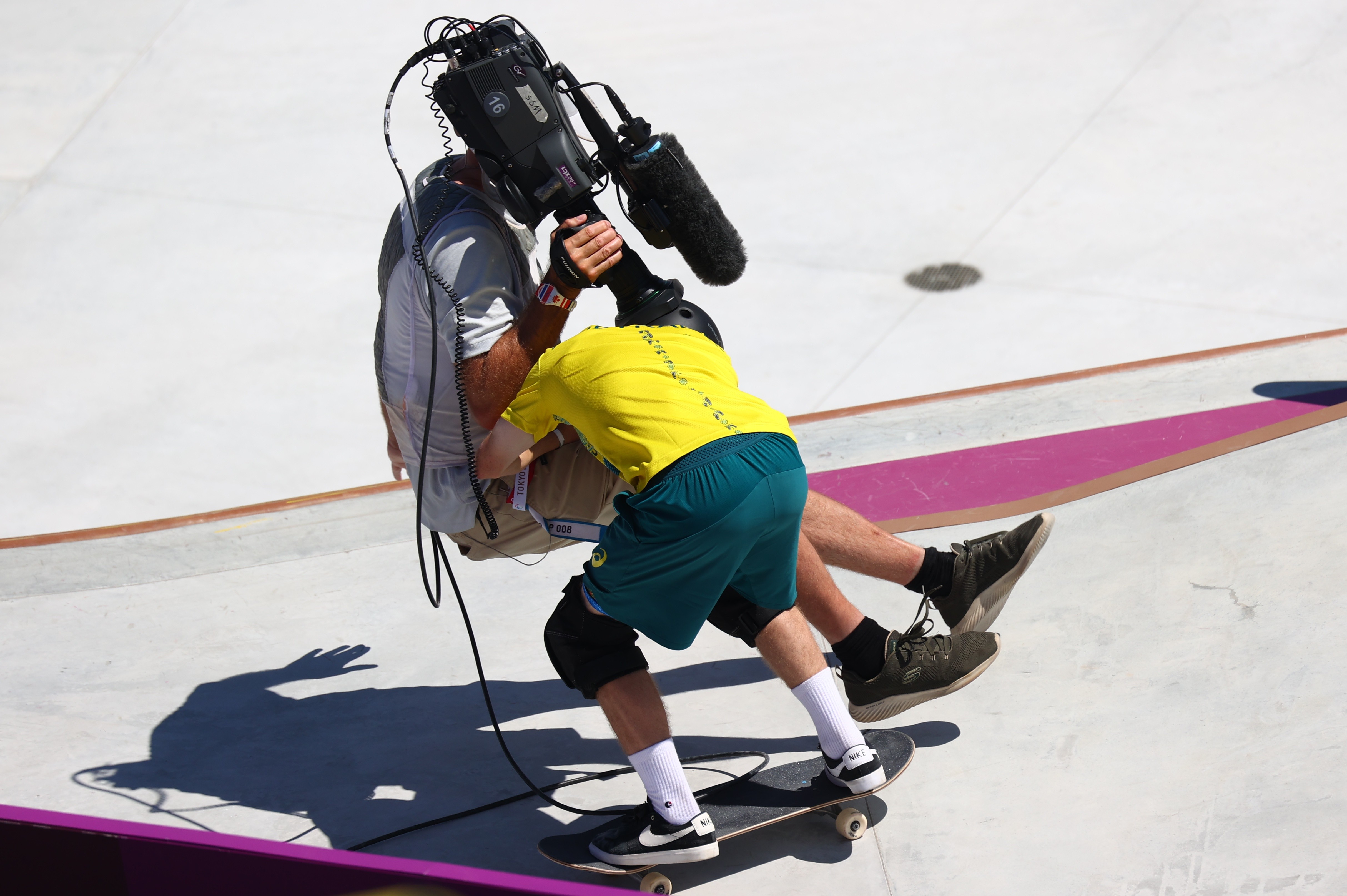 ▲▼ 澳洲19歲滑板選手伍利（Kieran Woolley）一頭撞進攝影師懷中。（圖／路透）
