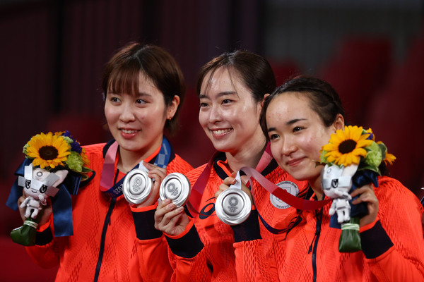 ▲▼（左起）平野美宇、石川佳純、伊藤美誠獲得東奧桌球女團銀牌      。（圖／路透）