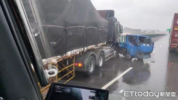 ▲▼台61北上158k發生車禍。(圖/地方中心翻攝) ▲▼台61北上158k發生車禍。(圖/地方中心翻攝)