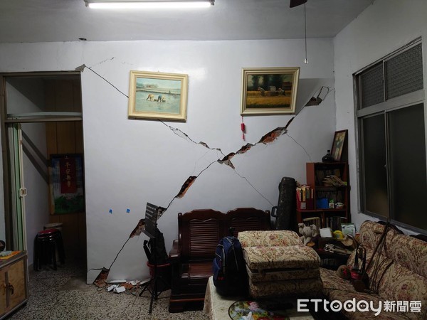 ▲花蓮富里一夜連9震,牆面變形。(圖/記者柯政誟翻攝) ▲花蓮富里一夜連9震,牆面變形。(圖/記者柯政誟翻攝)