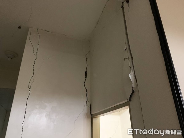 ▲花蓮富里一夜連9震,牆面變形。(圖/記者柯政誟翻攝) ▲花蓮富里一夜連9震,牆面變形。(圖/記者柯政誟翻攝)