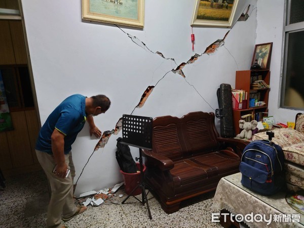 ▲花蓮富里一夜連9震,牆面變形。(圖/記者柯政誟翻攝) ▲花蓮富里一夜連9震,牆面變形。(圖/記者柯政誟翻攝)