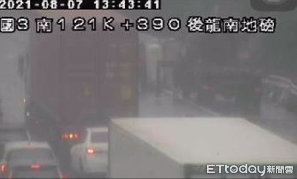 ▲國道車禍。(圖/記者黃孟珍翻攝) ▲國道車禍。(圖/記者黃孟珍翻攝)