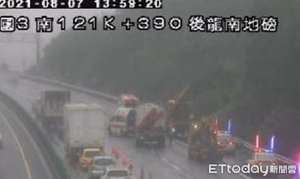 ▲國道車禍。(圖/記者黃孟珍翻攝) ▲國道車禍。(圖/記者黃孟珍翻攝)