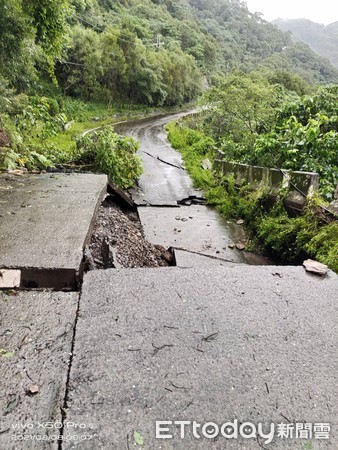 ▲霧台鄉佳暮村路基路基被掏空 。(圖/台電屏東營業處提供,以下同) ▲霧台鄉佳暮村路基路基被掏空 。(圖/台電屏東營業處提供,以下同)