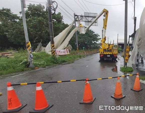 ▲霧台鄉佳暮村路基路基被掏空 。(圖/台電屏東營業處提供,以下同) ▲霧台鄉佳暮村路基路基被掏空 。(圖/台電屏東營業處提供,以下同)