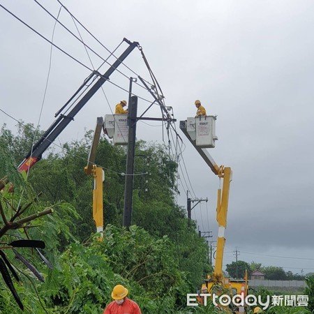 ▲霧台鄉佳暮村路基路基被掏空 。(圖/台電屏東營業處提供,以下同) ▲霧台鄉佳暮村路基路基被掏空 。(圖/台電屏東營業處提供,以下同)