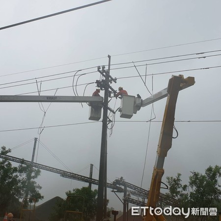 ▲霧台鄉佳暮村路基路基被掏空 。(圖/台電屏東營業處提供,以下同) ▲霧台鄉佳暮村路基路基被掏空 。(圖/台電屏東營業處提供,以下同)