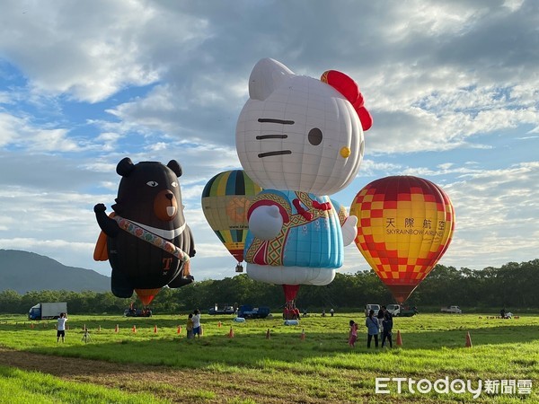▲▲HELLO KITTY及喔熊熱氣球驚艷池上。（圖／記者楊漢聲翻攝）             