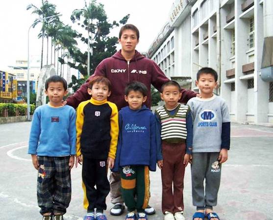 李智凱（前左1）與隊友兒時與教練林育信的合照，在他獲得銀牌後再度被翻出，模樣十分可愛。（圖／翻攝林育賢喵導臉書）