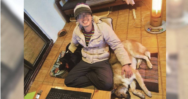 熱愛到處流浪、汲取創作養分的阿邦,今年3月帶著兩隻狗直驅花蓮縣西林村,駐點創作,沒想到卻命喪此地。(圖/翻攝自周建邦臉書)