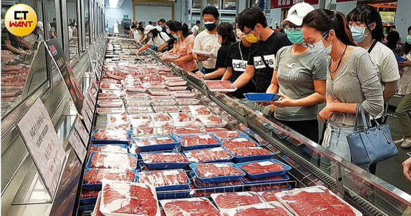 進口牛肉價格近來漲逾2成,以好市多肋眼牛排為例,去年7月每公斤價格為1,149元,今年7月已漲為1,429元。(圖/于魯光攝)