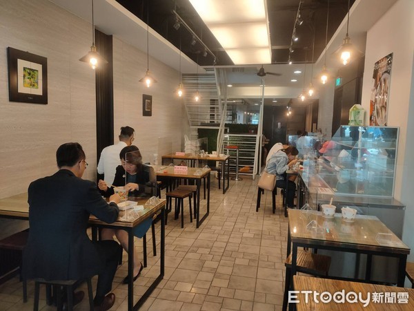 ▲雖然漲價，但用餐時間店內依舊不少內用客人相挺。（圖／記者游瓊華攝）