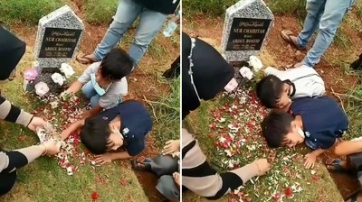 印尼兩男童墓前問候亡母　「耳朵貼墳墓」一臉疑惑：馬麻怎麼都不回答