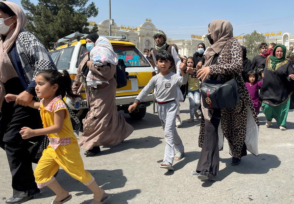 ▲▼帶著孩子的婦女試圖進入阿富汗喀布爾的哈米德卡爾扎伊國際機場。（圖／路透）
