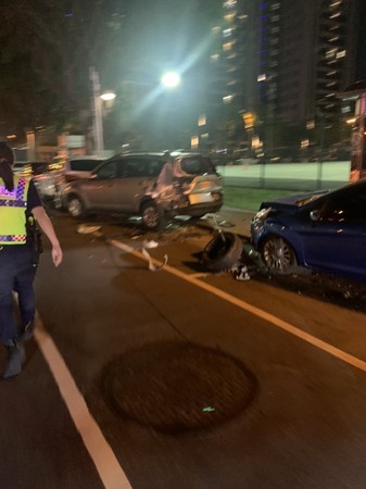 台中白賓士女駕駛不明自撞「翻覆朝天」,波及路邊3車輪胎噴飛。(圖/翻攝自記者爆料網) 台中白賓士女駕駛不明自撞「翻覆朝天」,波及路邊3車輪胎噴飛。(圖/翻攝自記者爆料網)
