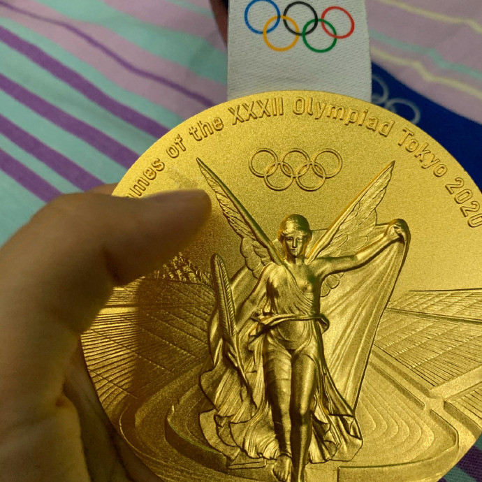 ▲大陸蹦床選手朱雪瑩在微博秀出她的金牌掉漆了。（圖／翻攝朱雪瑩微博）